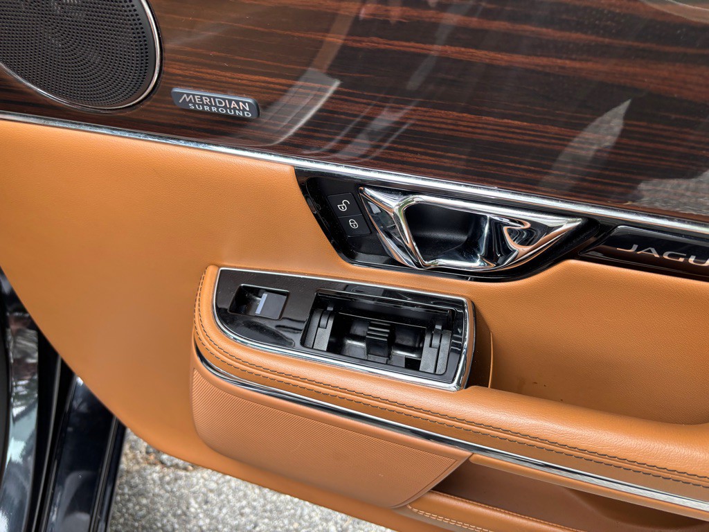 2015 Jaguar XJ Image 41