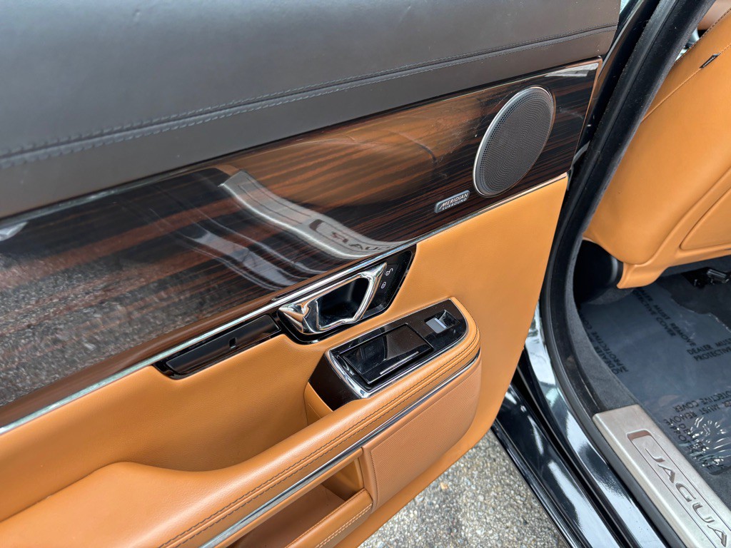 2015 Jaguar XJ Image 42