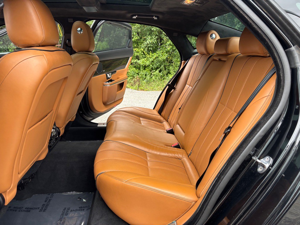 2015 Jaguar XJ Image 44