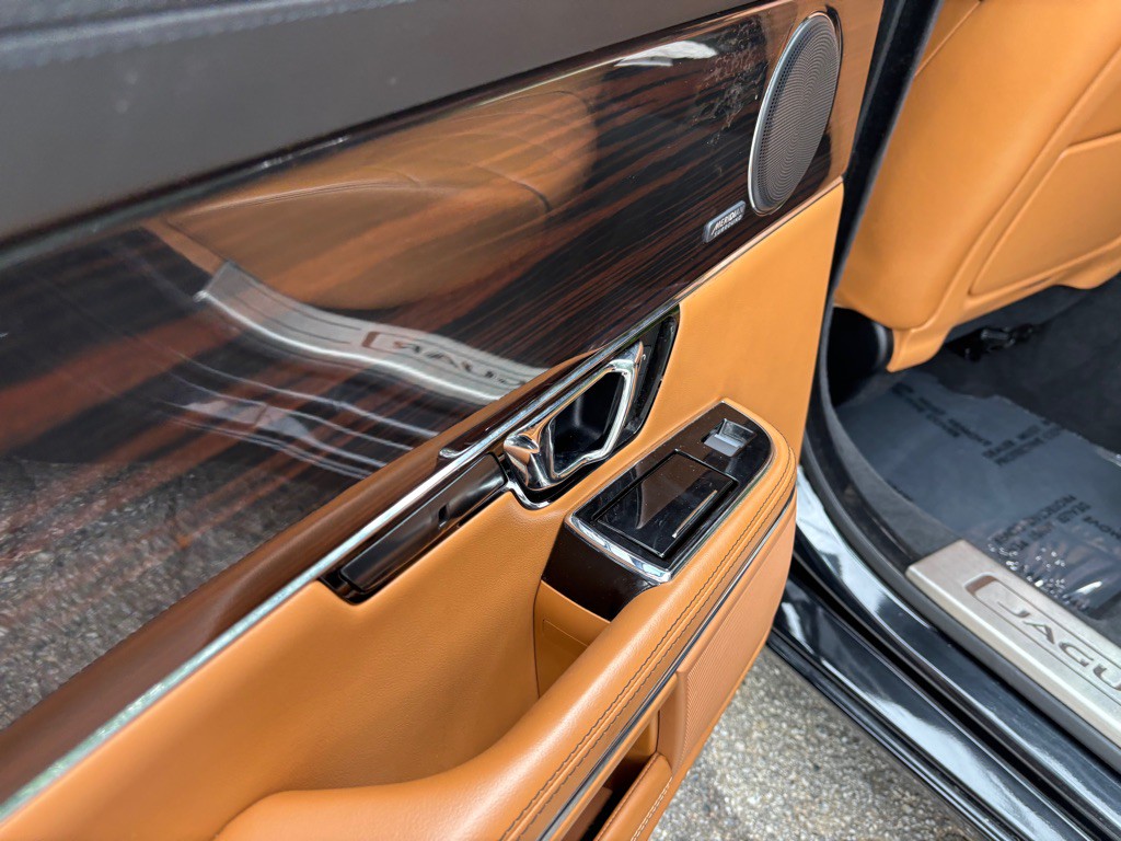 2015 Jaguar XJ Image 45