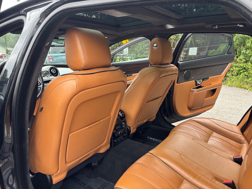 2015 Jaguar XJ Image 46