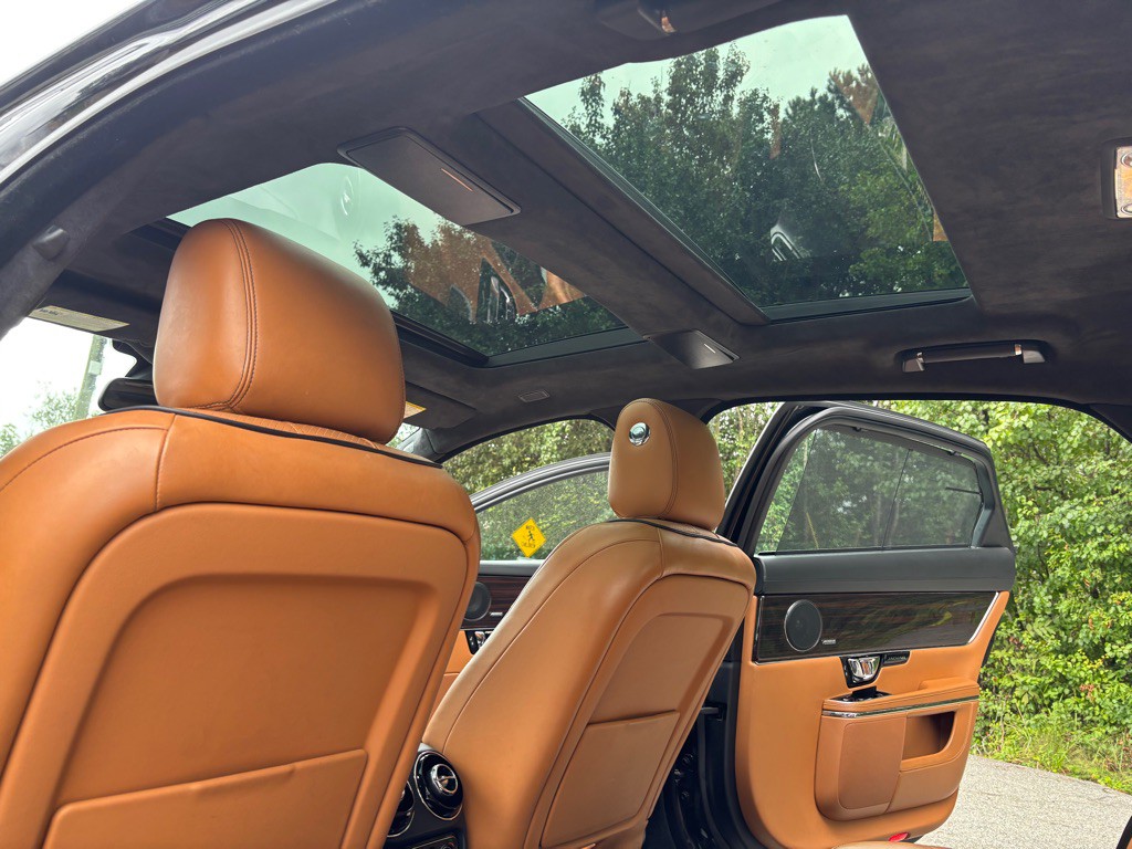 2015 Jaguar XJ Image 47