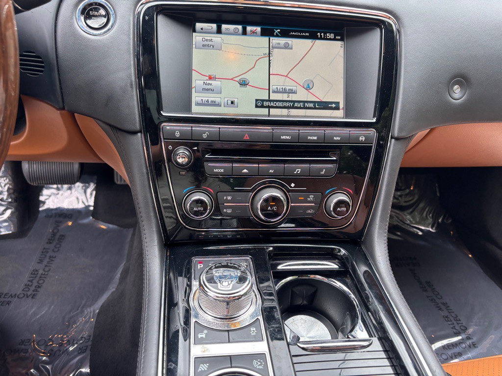 2015 Jaguar XJ Image 58