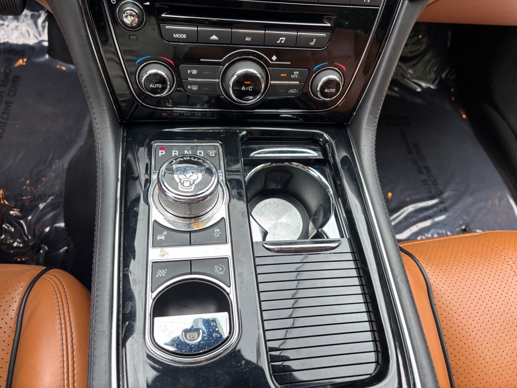 2015 Jaguar XJ Image 59