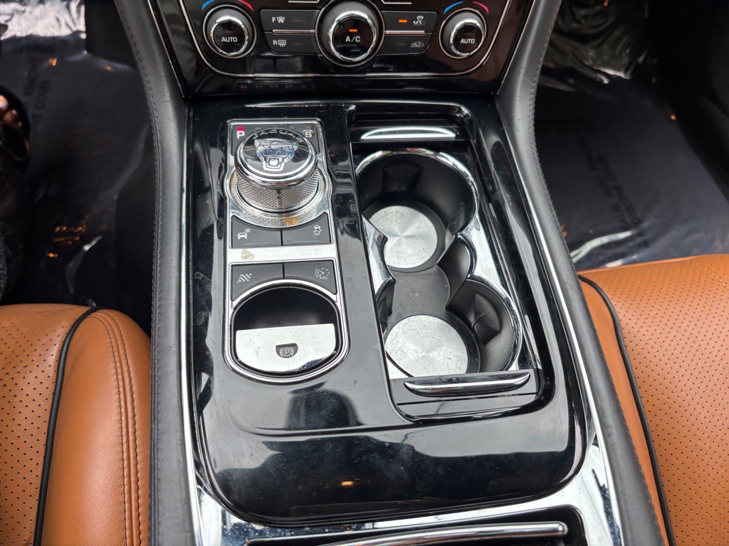 2015 Jaguar XJ Image 60