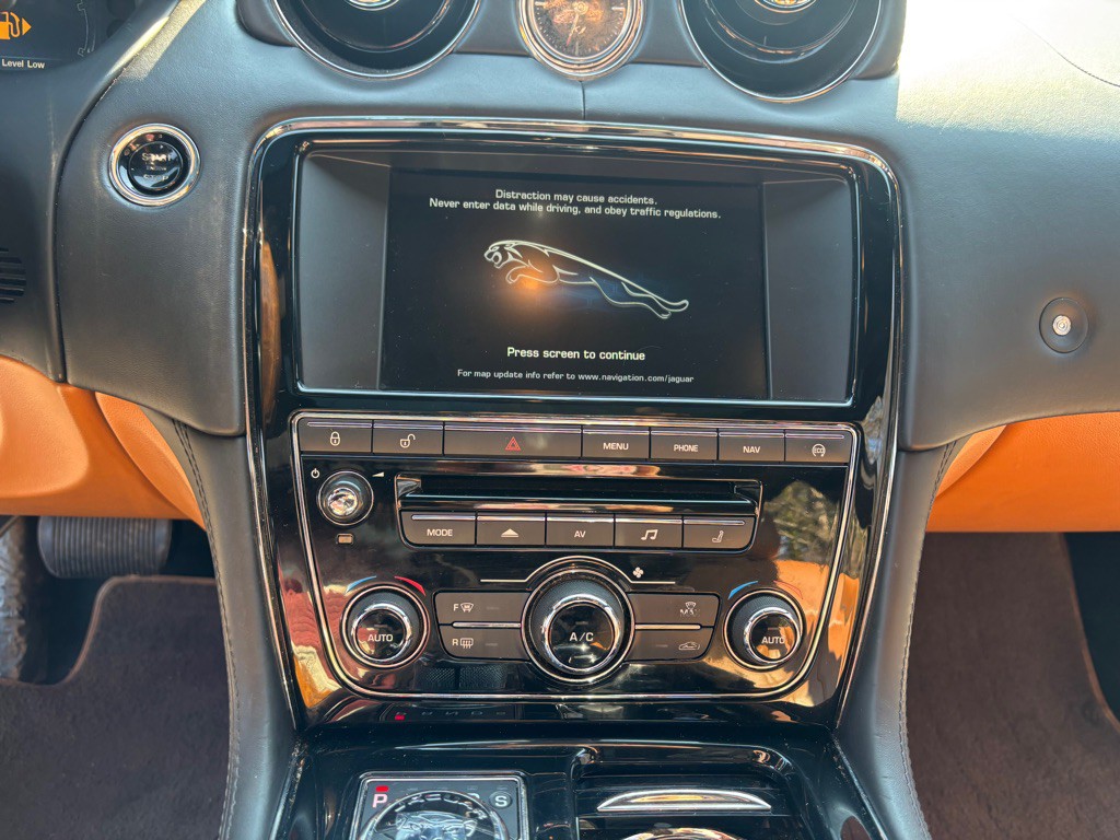 2015 Jaguar XJ Image 72