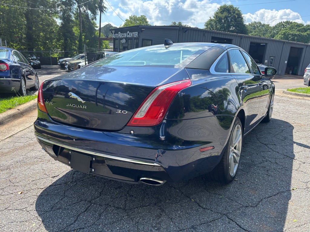2016 Jaguar XJ Image 10