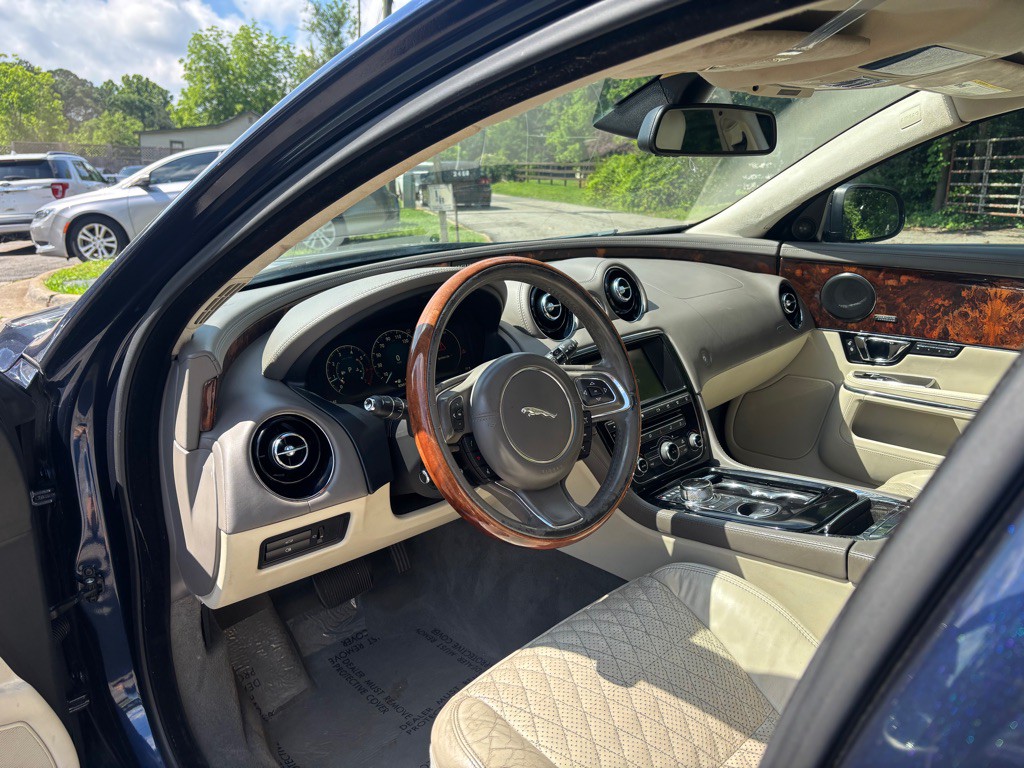 2016 Jaguar XJ Image 17