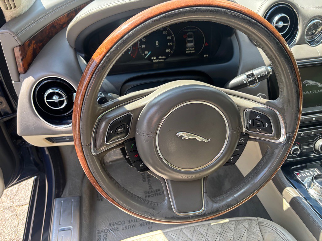 2016 Jaguar XJ Image 18