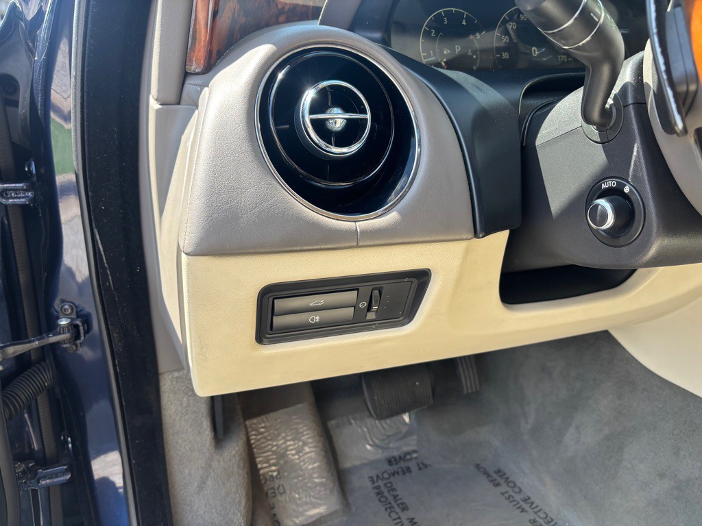 2016 Jaguar XJ Image 19