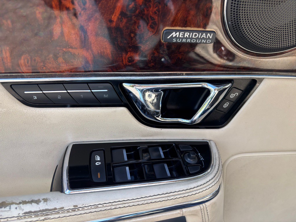 2016 Jaguar XJ Image 20