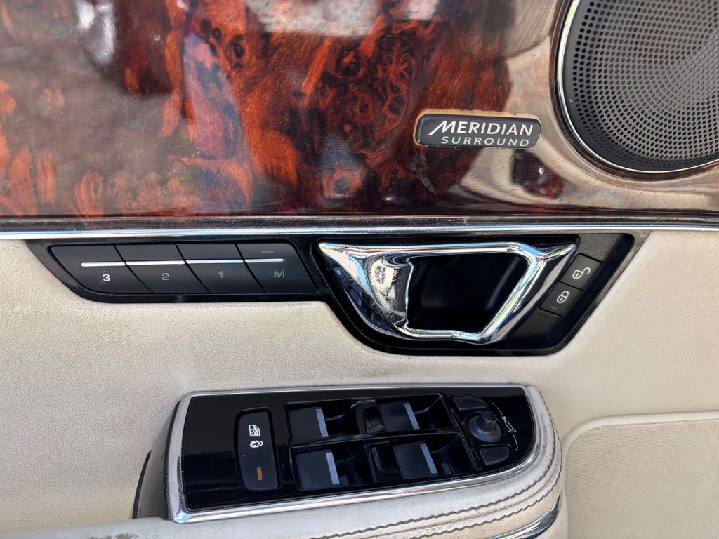 2016 Jaguar XJ Image 21