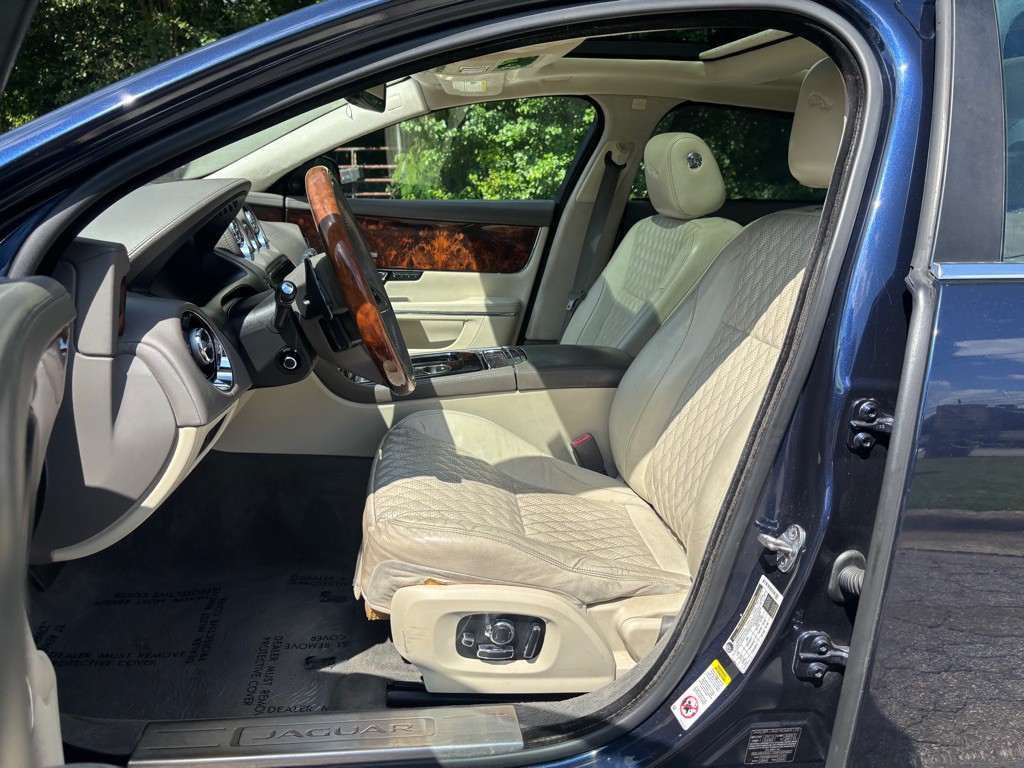 2016 Jaguar XJ Image 24