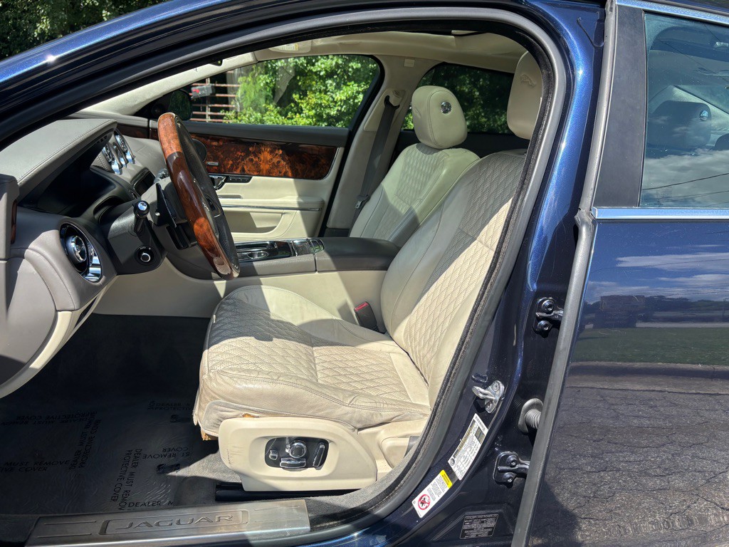 2016 Jaguar XJ Image 25