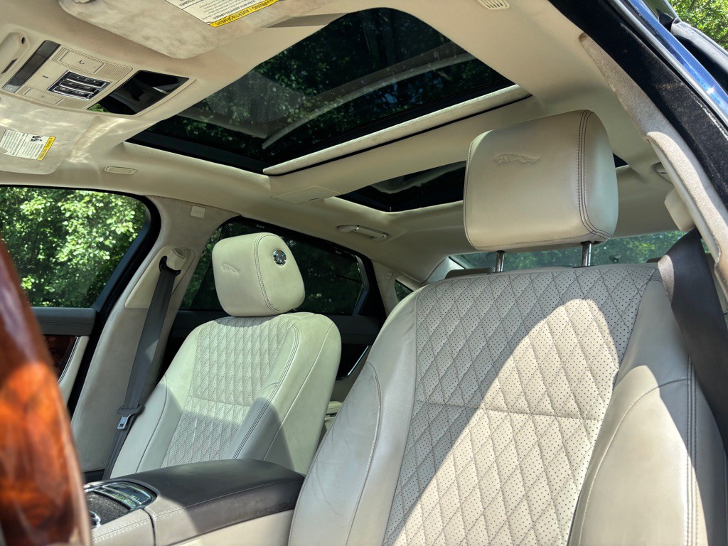 2016 Jaguar XJ Image 28
