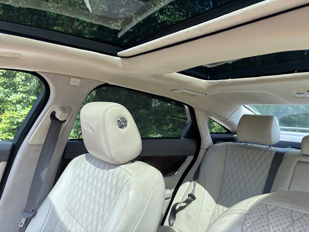 2016 Jaguar XJ Image 30