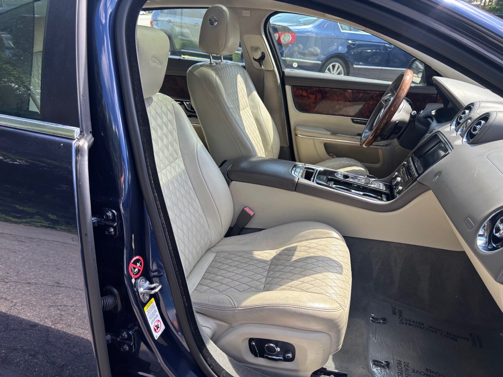 2016 Jaguar XJ Image 31