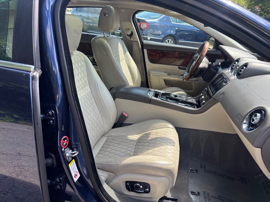 2016 Jaguar XJ Image 32