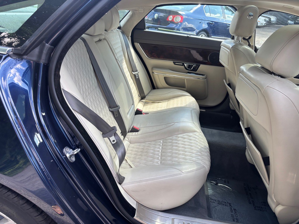 2016 Jaguar XJ Image 33