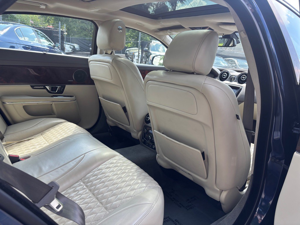 2016 Jaguar XJ Image 34
