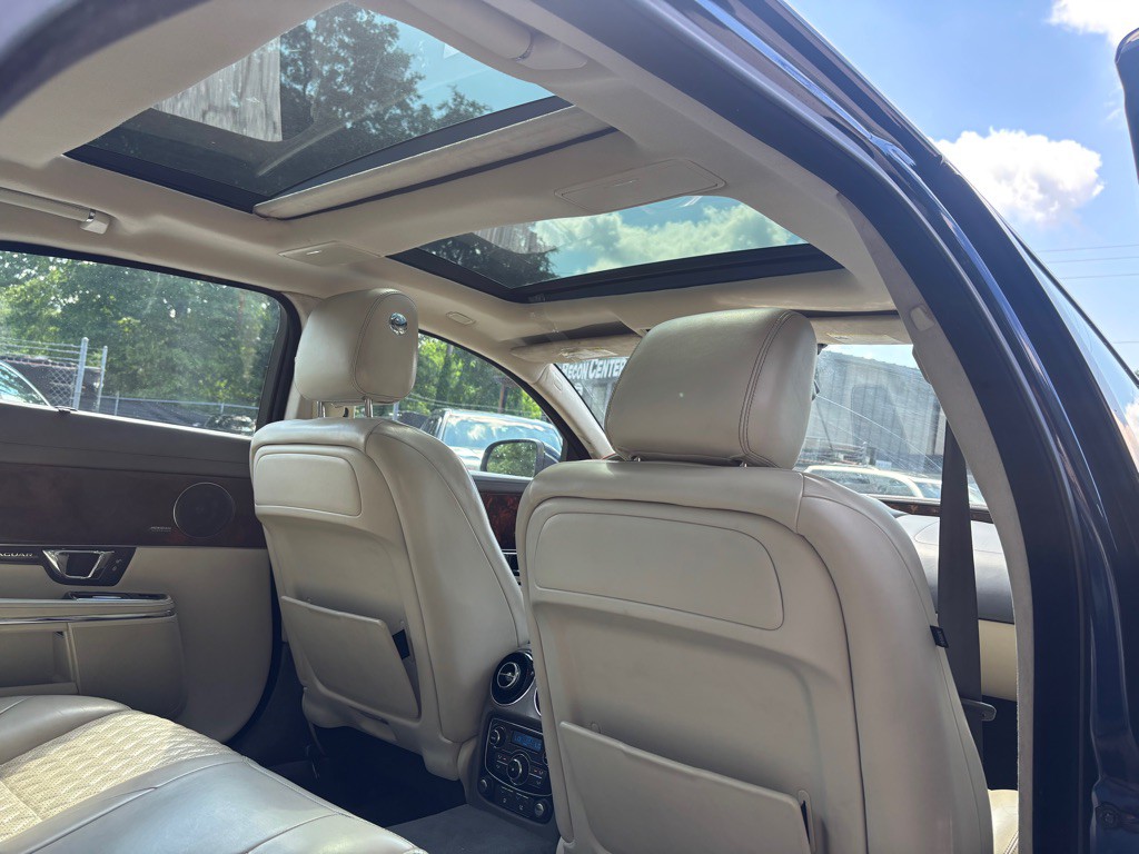 2016 Jaguar XJ Image 35