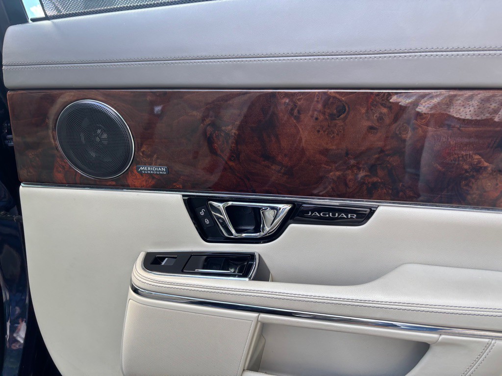 2016 Jaguar XJ Image 36