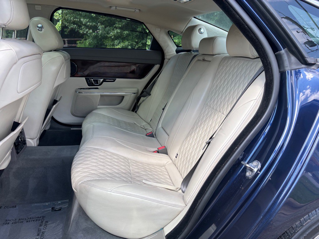 2016 Jaguar XJ Image 37