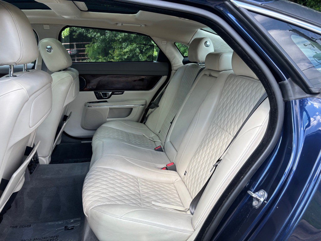 2016 Jaguar XJ Image 38