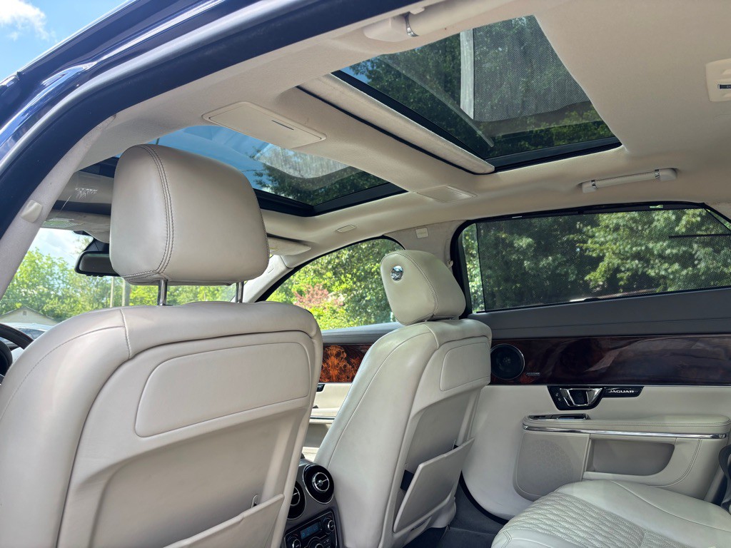 2016 Jaguar XJ Image 39
