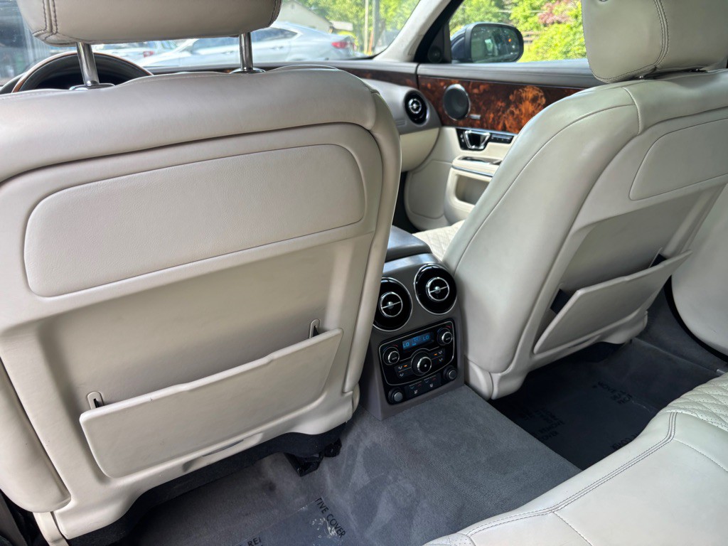 2016 Jaguar XJ Image 40