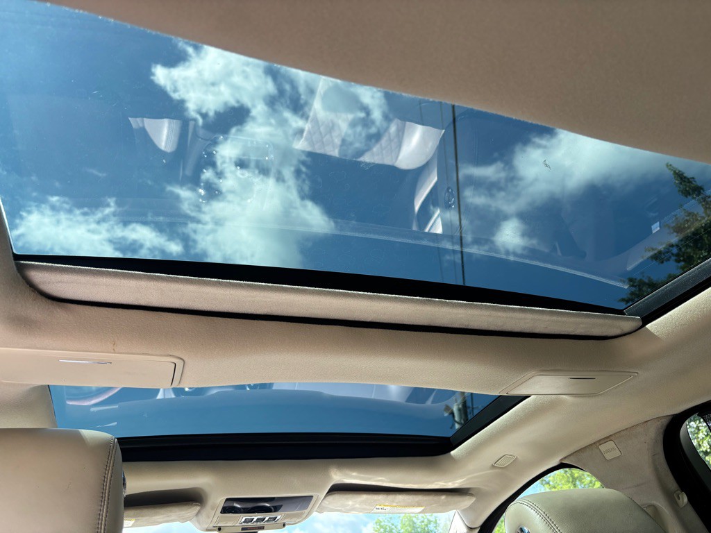 2016 Jaguar XJ Image 42