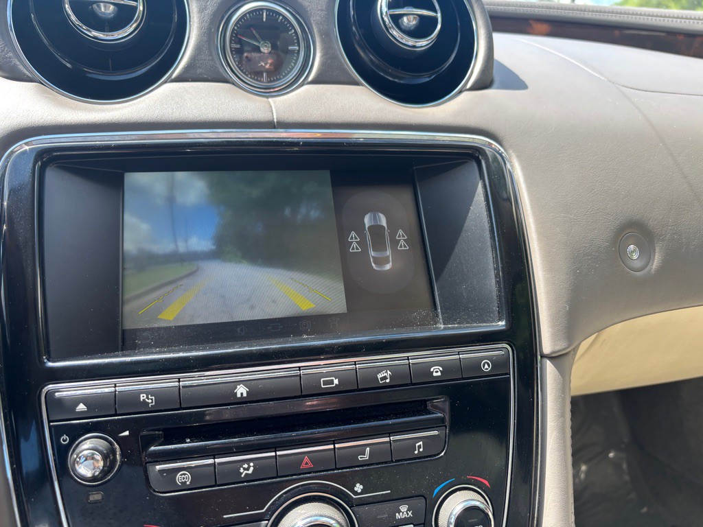 2016 Jaguar XJ Image 48