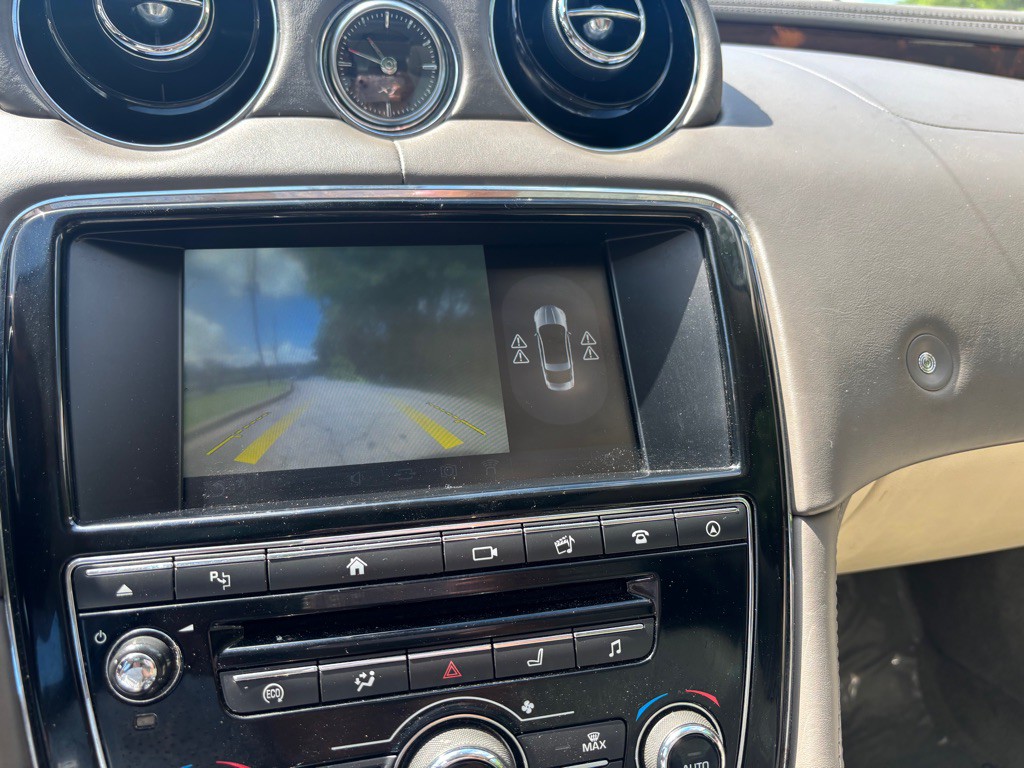 2016 Jaguar XJ Image 49