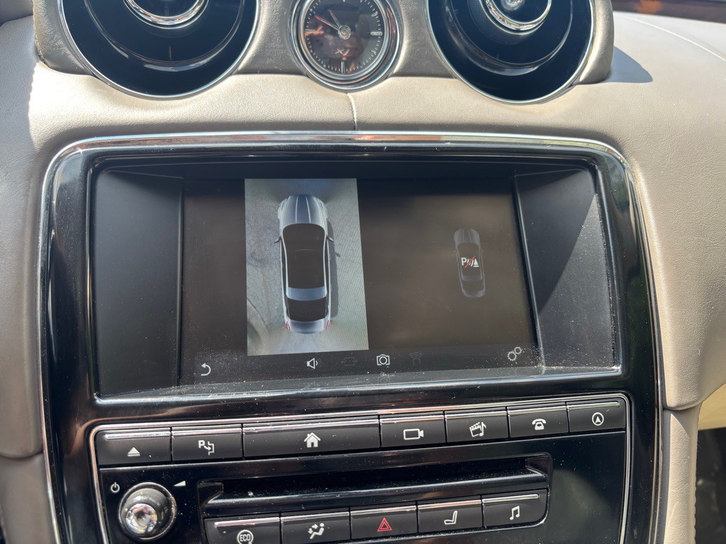 2016 Jaguar XJ Image 50