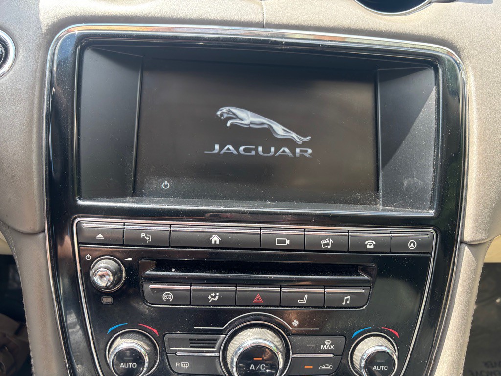 2016 Jaguar XJ Image 53