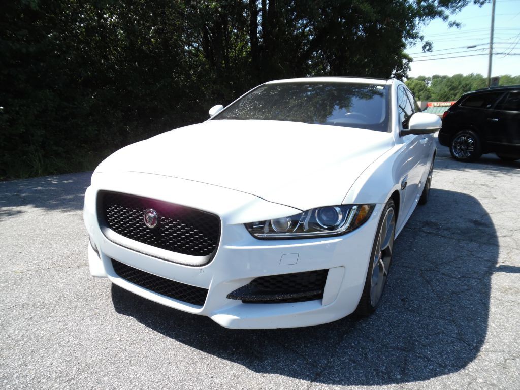 2017 Jaguar XE Image 4
