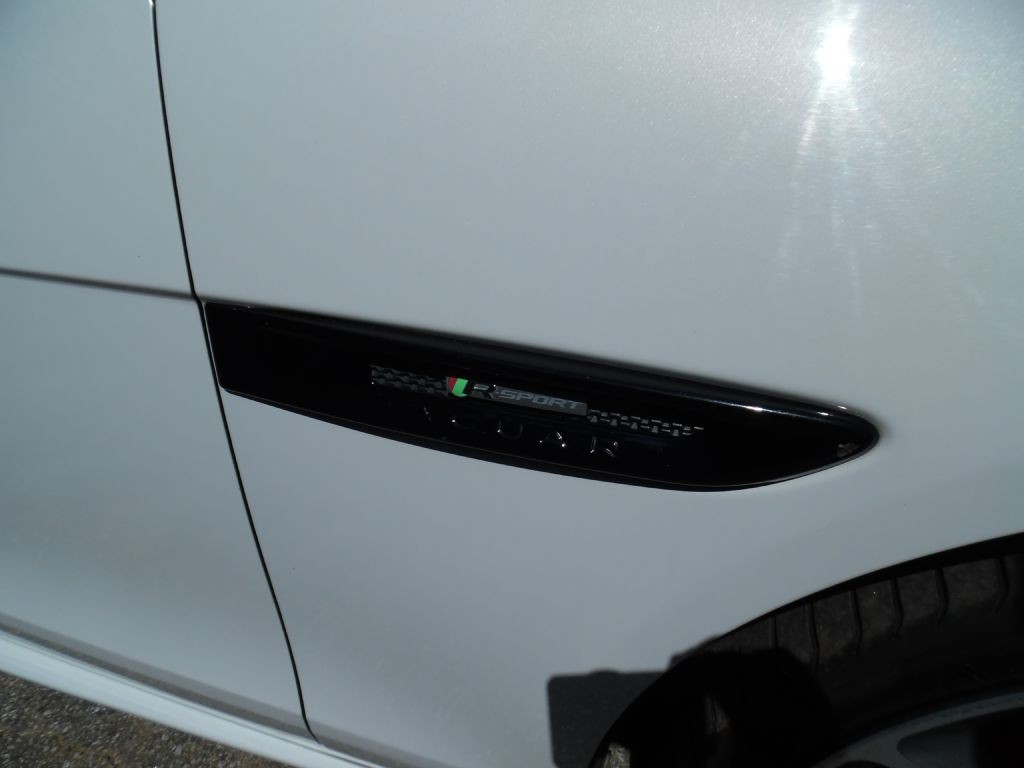 2017 Jaguar XE Image 7