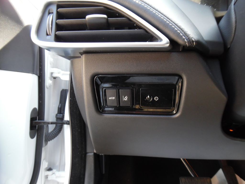 2017 Jaguar XE Image 16