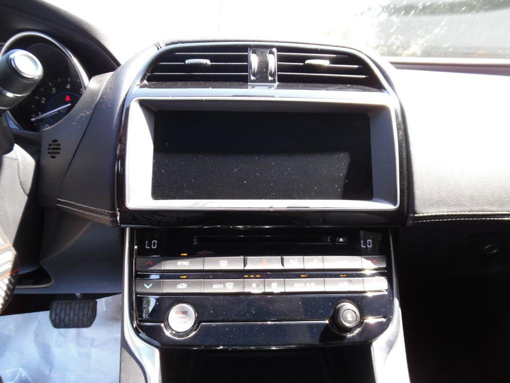 2017 Jaguar XE Image 17