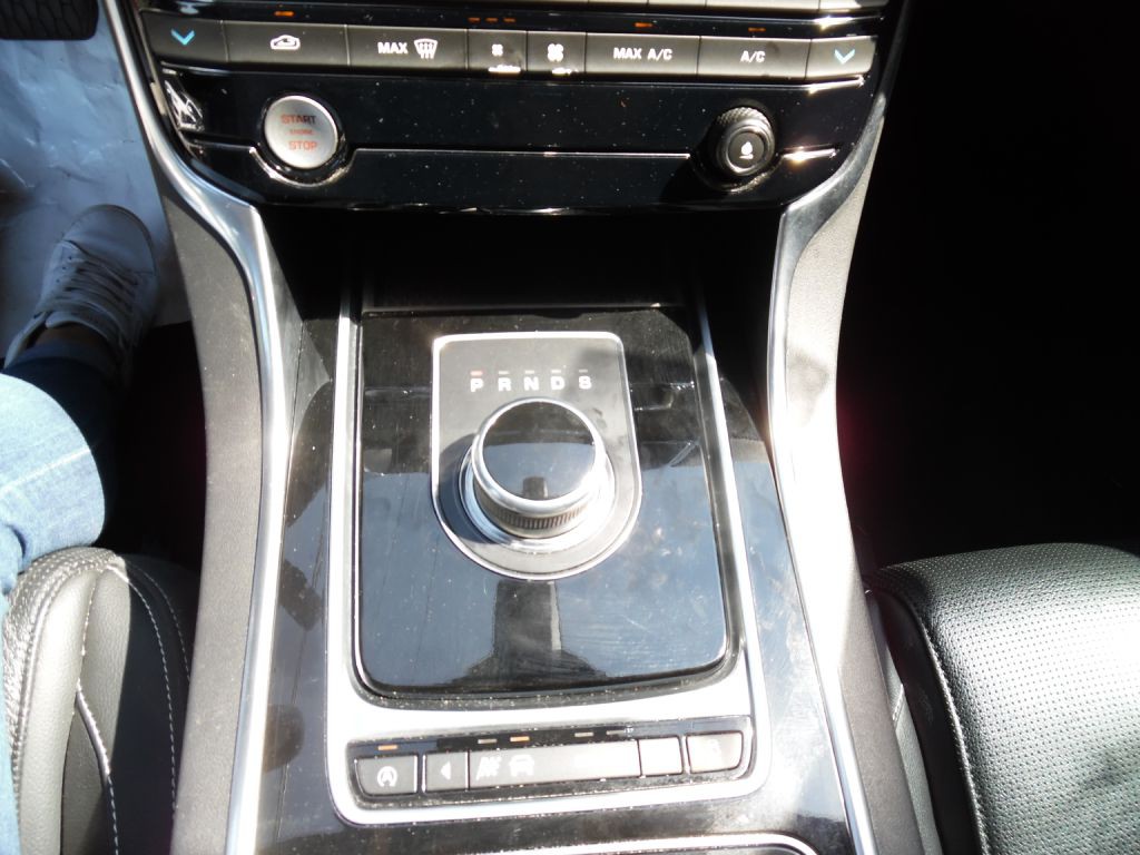 2017 Jaguar XE Image 18