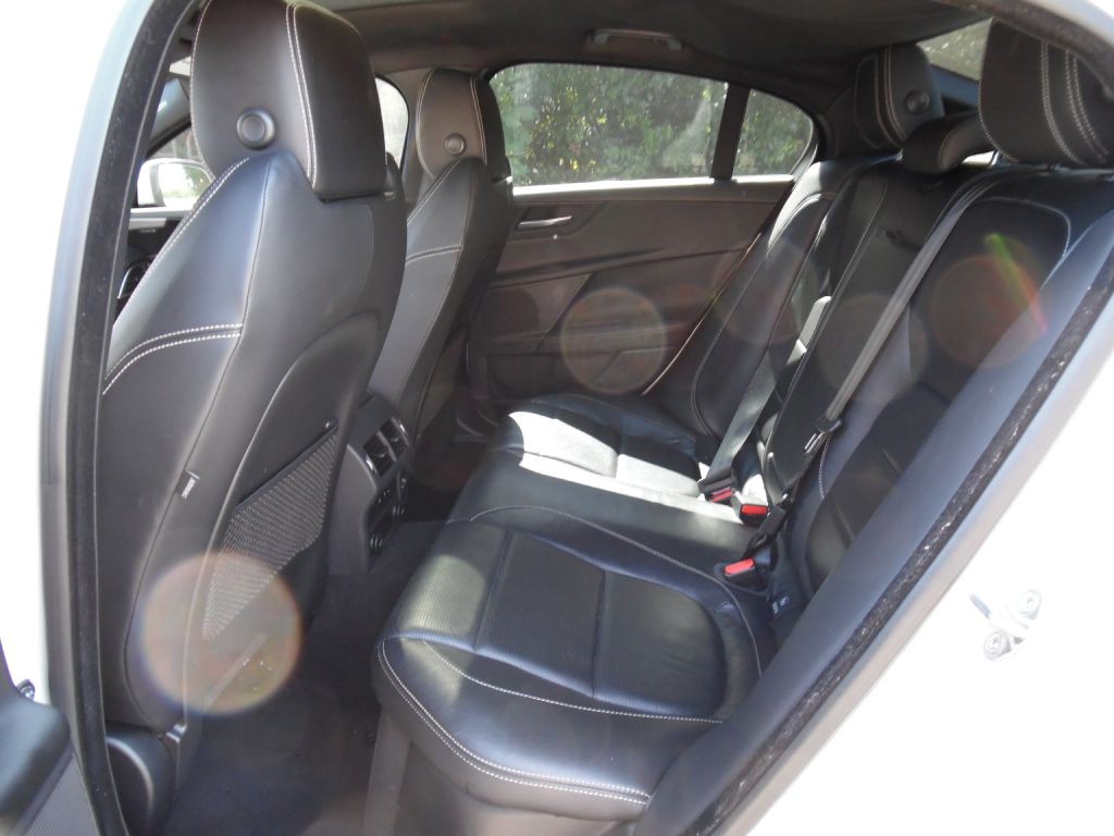 2017 Jaguar XE Image 28