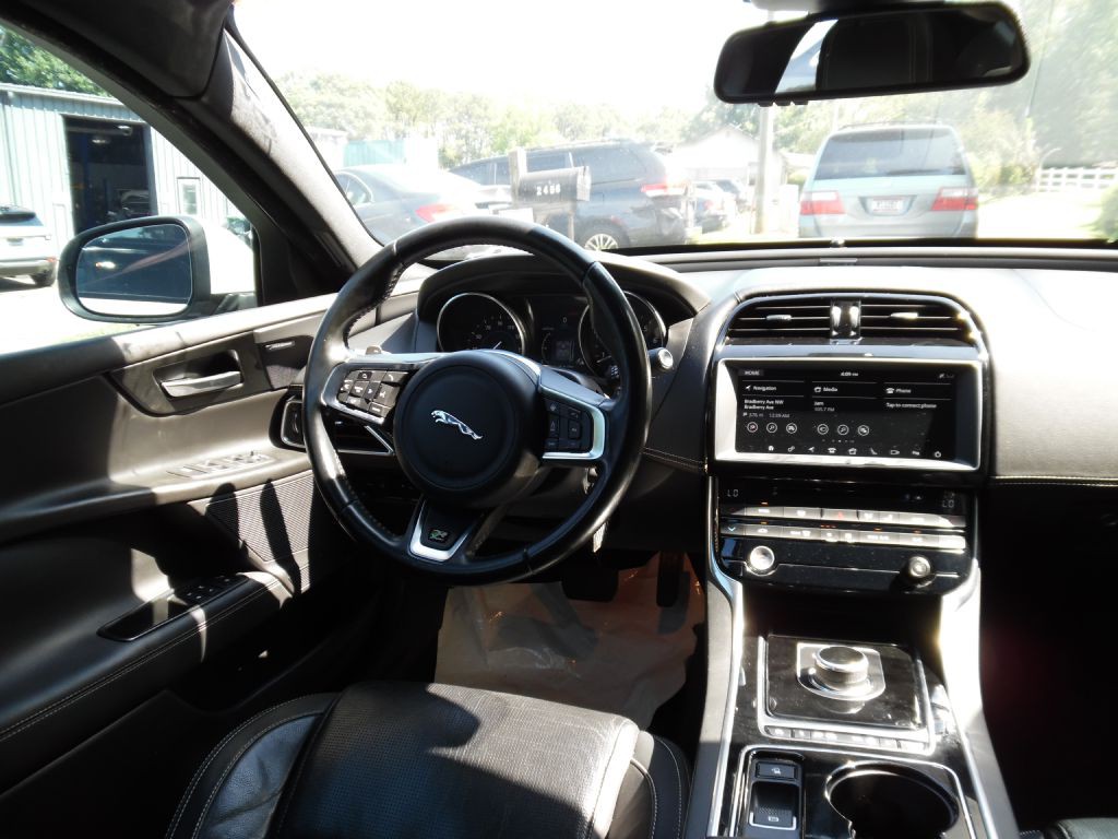 2017 Jaguar XE Image 30