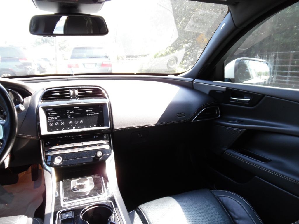 2017 Jaguar XE Image 31