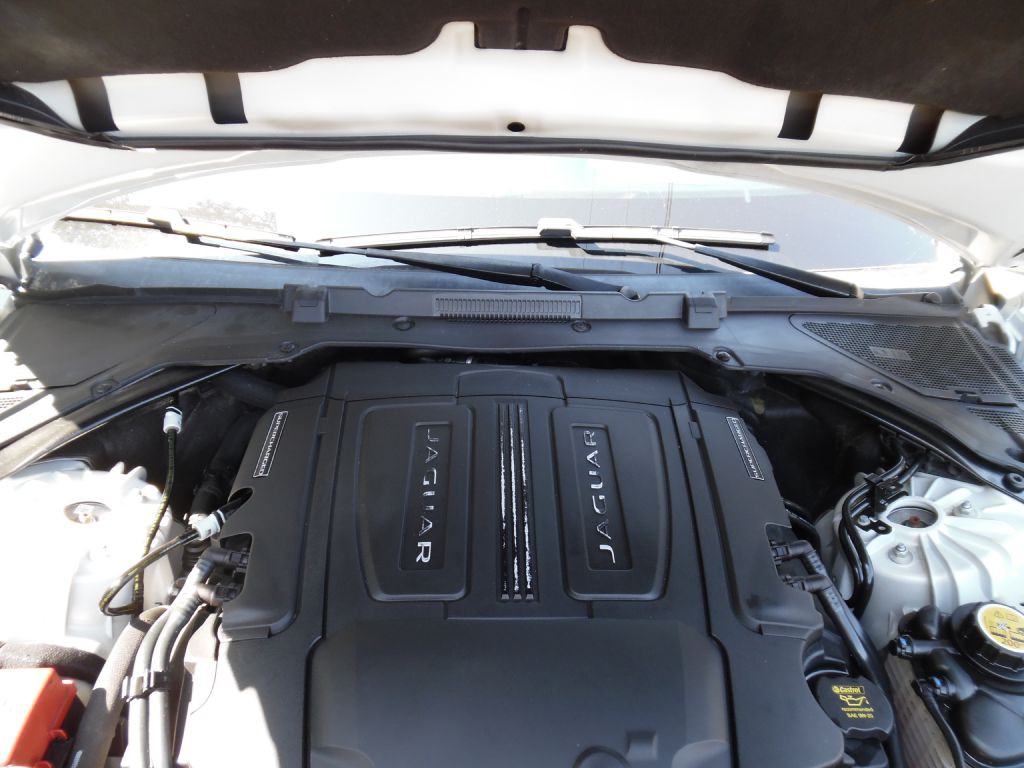 2017 Jaguar XE Image 34