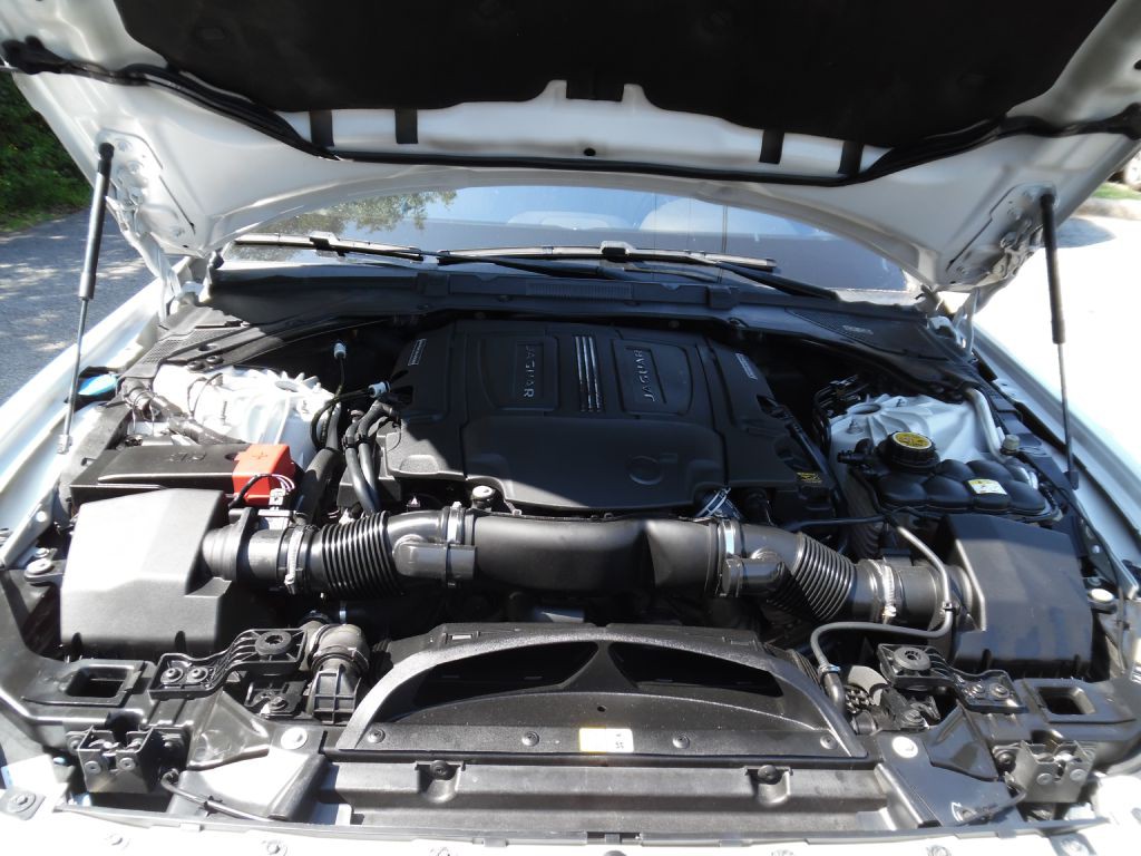 2017 Jaguar XE Image 35