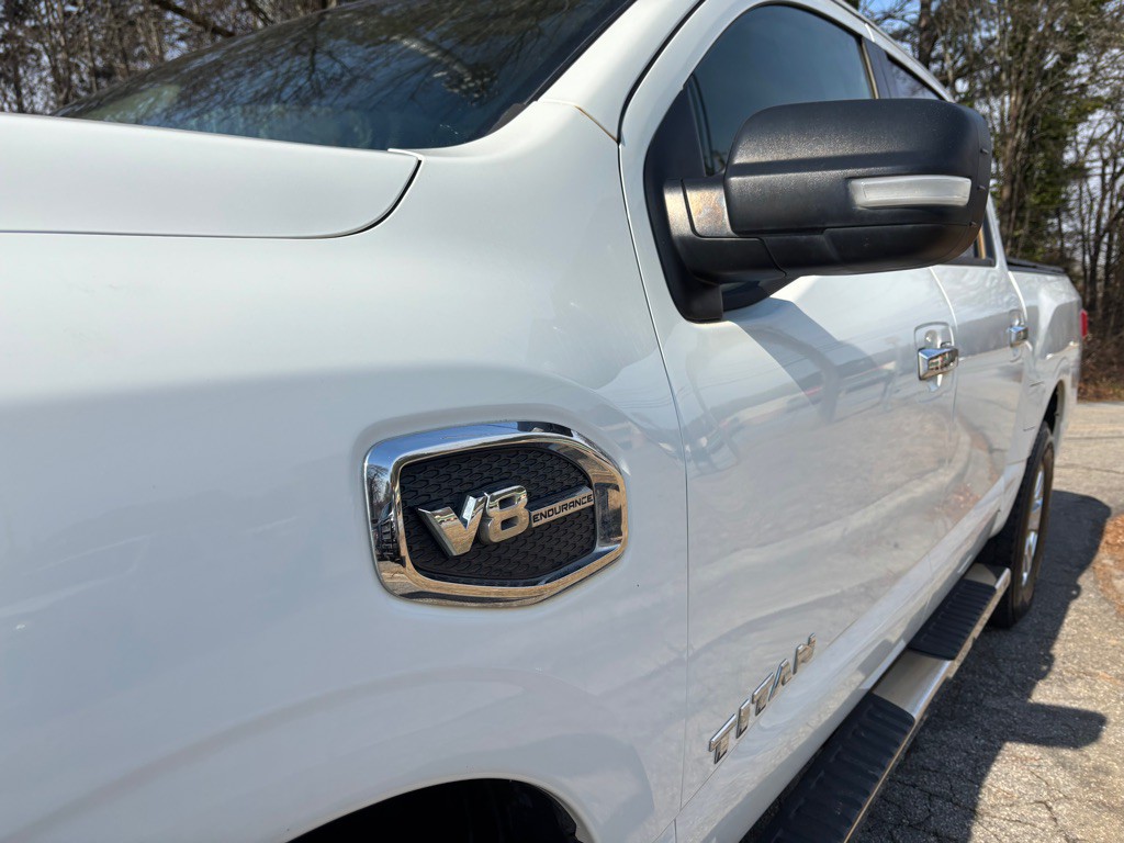 2017 Nissan Titan Image 8