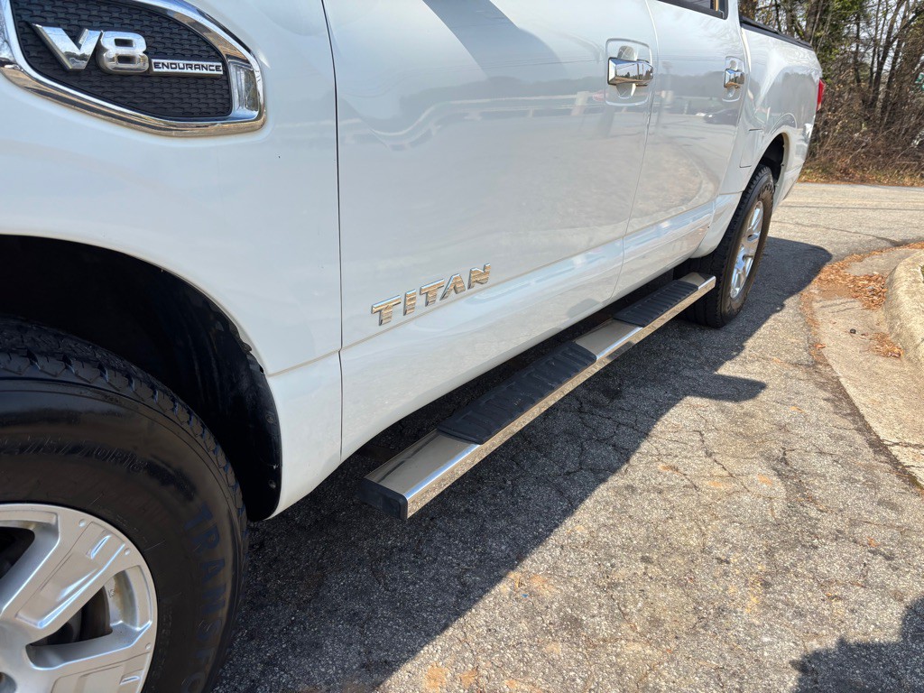 2017 Nissan Titan Image 9