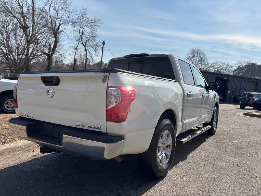2017 Nissan Titan Image 16