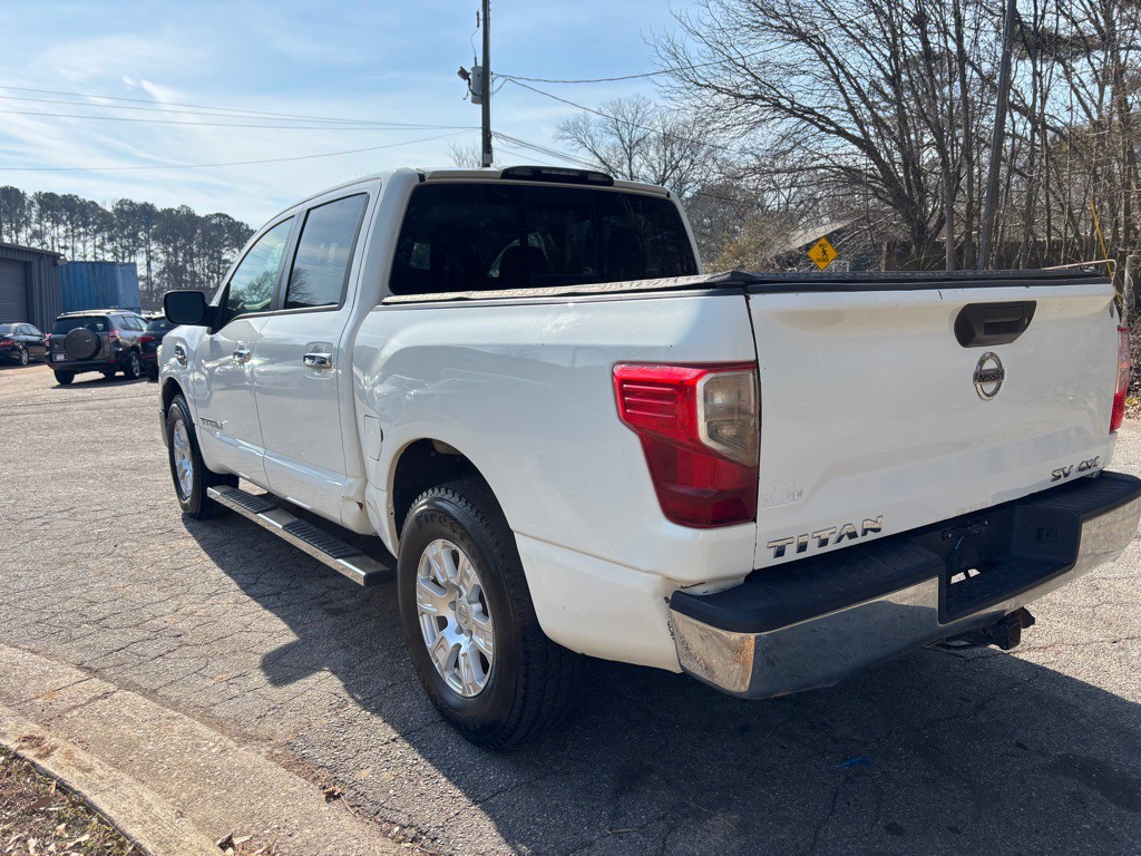 2017 Nissan Titan Image 17