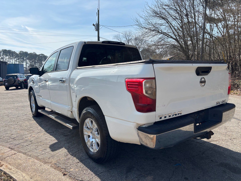 2017 Nissan Titan Image 18